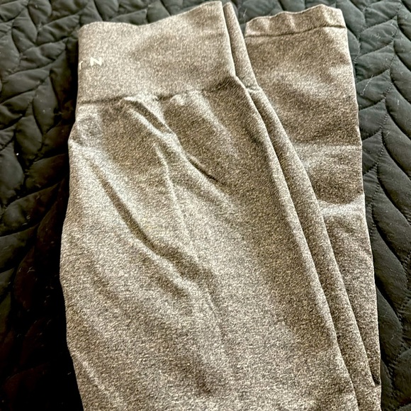 Like new ! NVGTN leggings - Picture 3 of 4